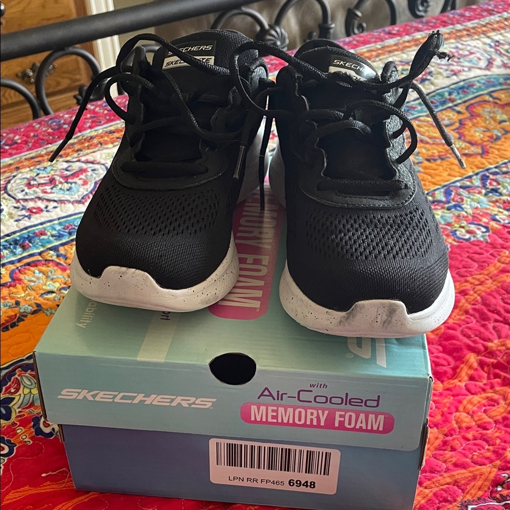 Skechers women Black and White Sneakers
